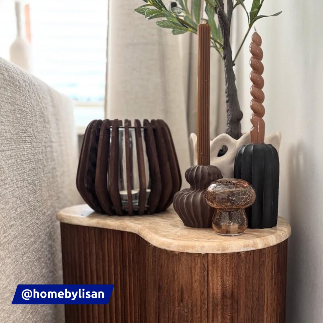 Hol dir den Japandi-Stil nach Hause, genau wie diese Action-Fans! Diese Wohnaccessoires sorgen für stilvolles Ambiente: Kerzenhalter 5,95 € Aufbewahrungskorb 6,95 € Vase 2,97 € Flexibles Armlehnentablett 2,49 €