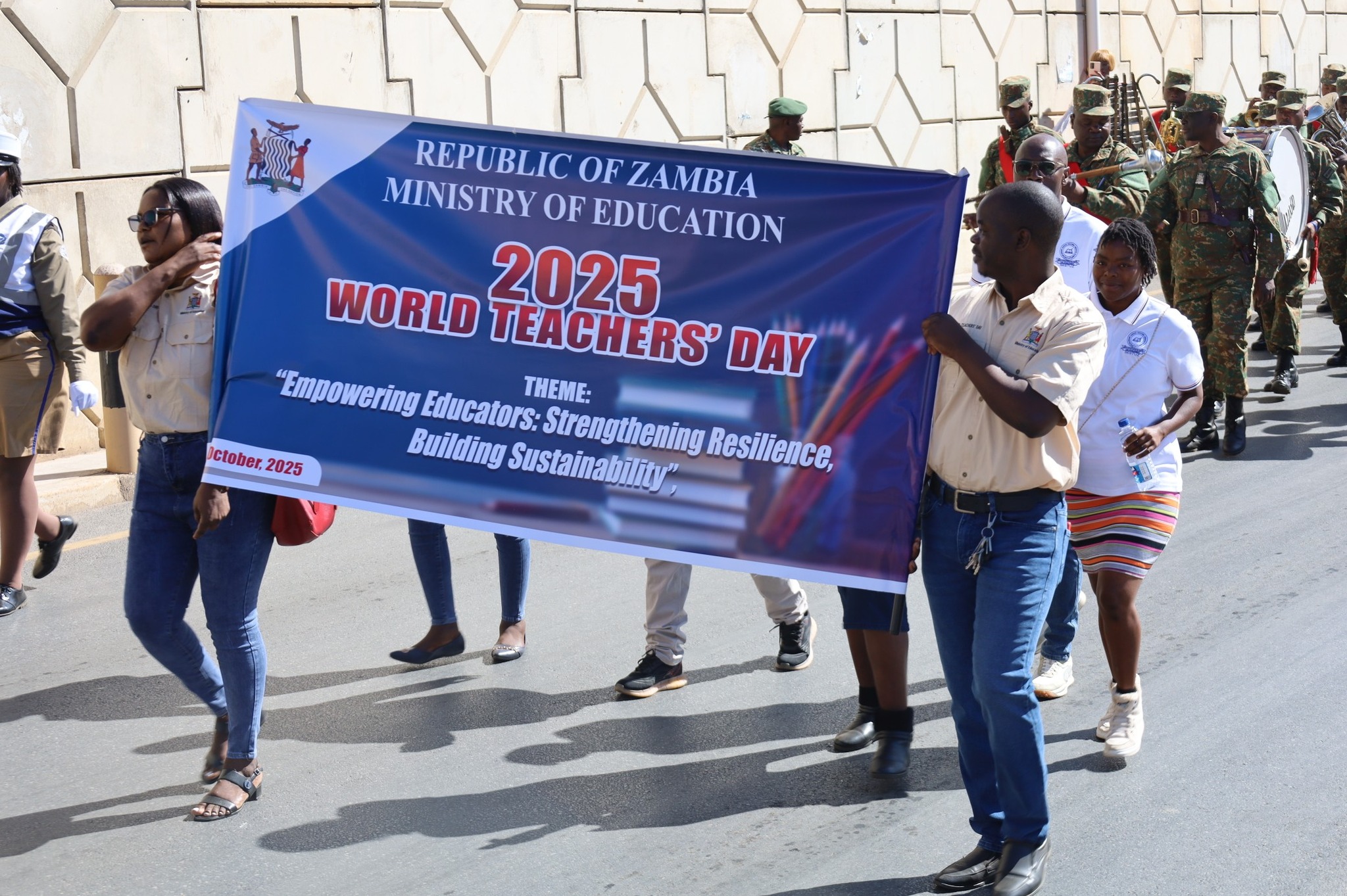 news-diggers-photo-focus-teachers-commemorating-the-facebook