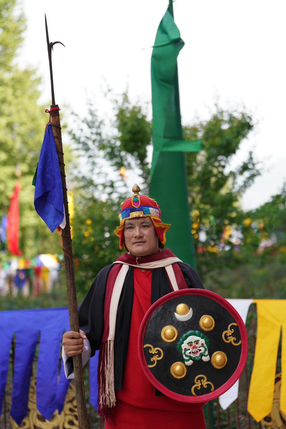 Queen - A soldier in the regalia of a pazab is part of the grand ...