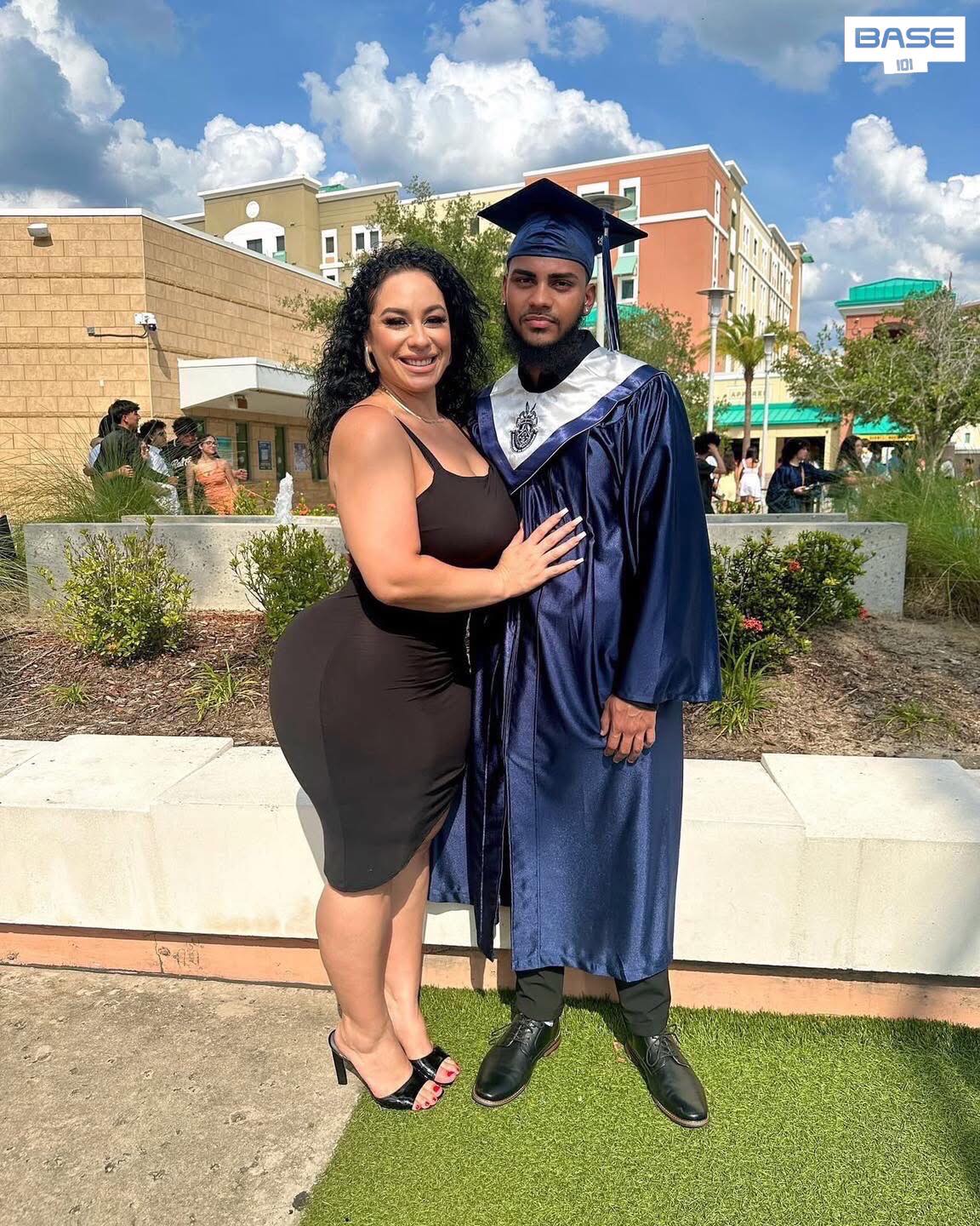 mothers dress for son's graduation Mom steals the show at ceremony... and goes viral 🎉🔥 parents attire for graduation ceremony