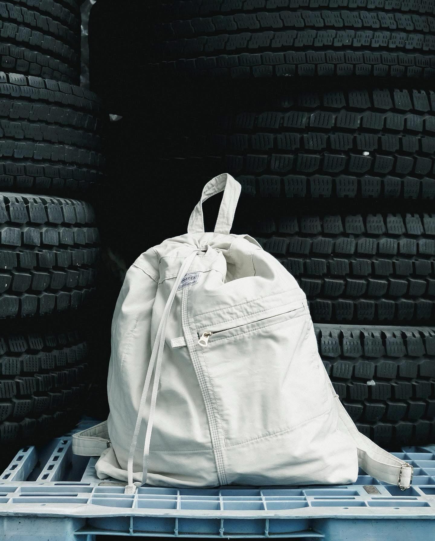 PORTER MILE adopts a beautiful shiny nylon cotton twill and is 