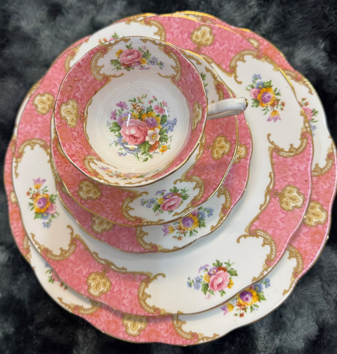 Royal Albert Lady Carlyle (Made in England) – A classic fine bone 