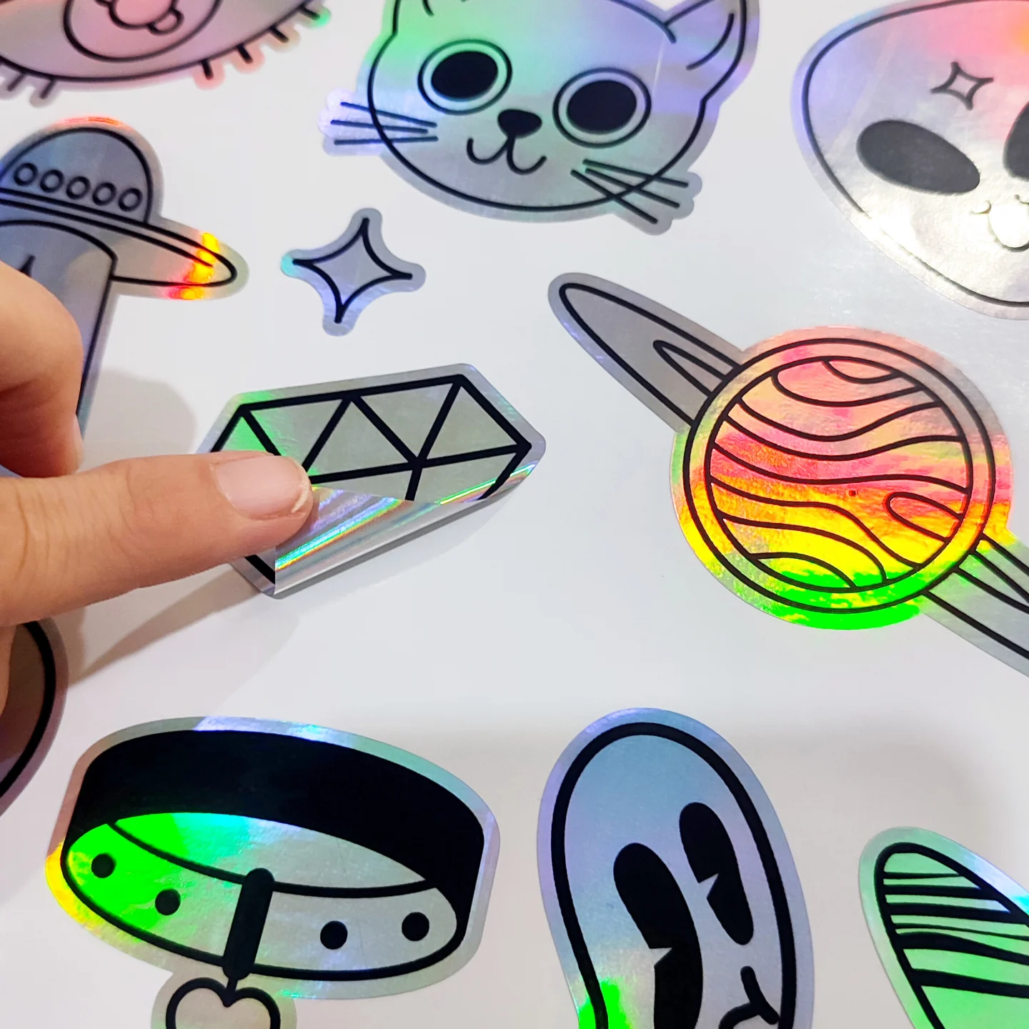 Ploteos Helplot - ¡Dale brillo a tu marca con stickers... | Facebook