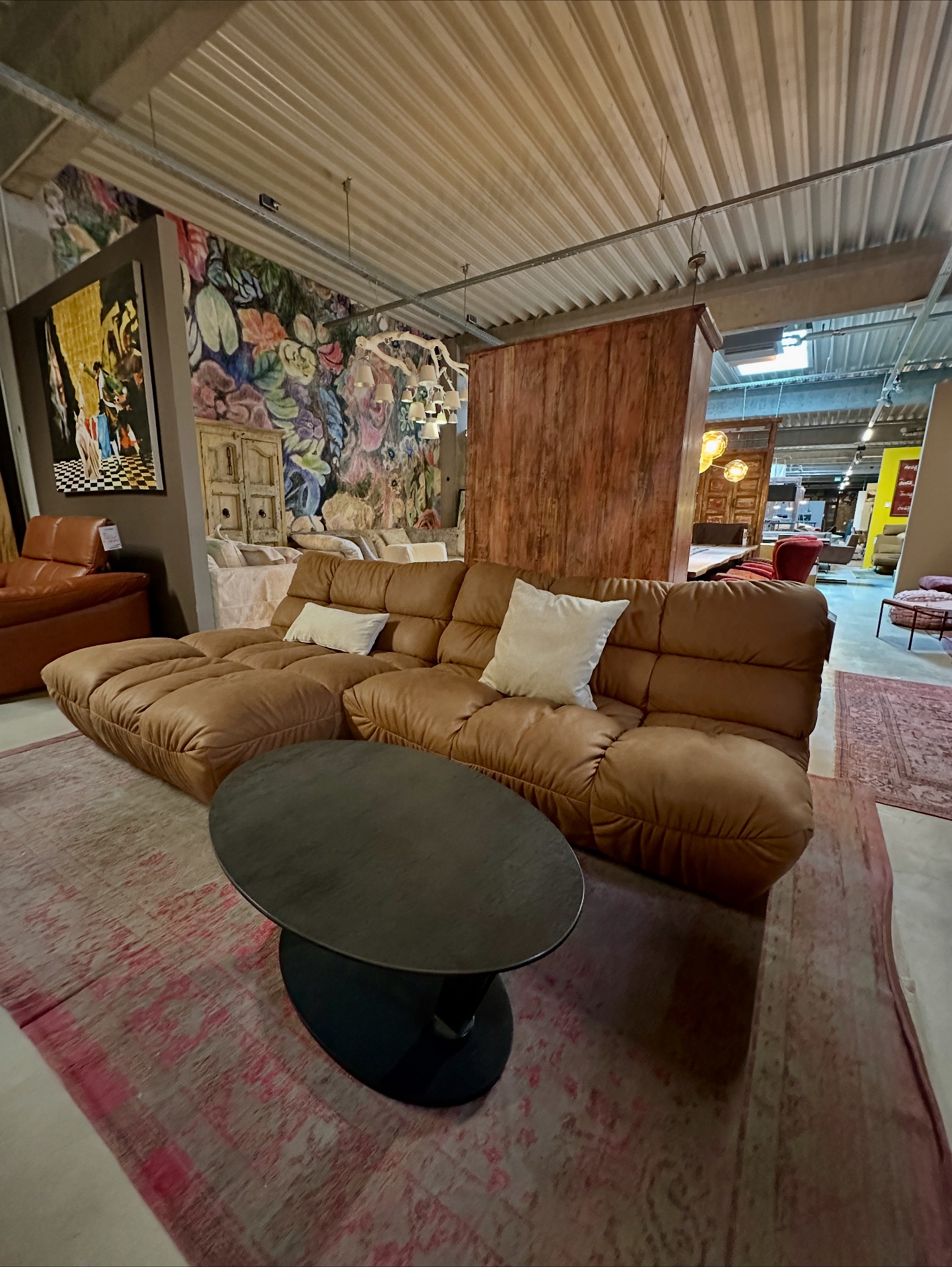 Ein Sofa zum Verlieben! 🤎✨ Gemütlich, stylisch und perfekt für einen Filmabend . Wer würde hier nicht sofort Platz nehmen wollen? 😍 #wohnfabrikpforzheim #pforzheim #möbelhaus #sofaliebe #interiordesign #wohnideen #designliebe