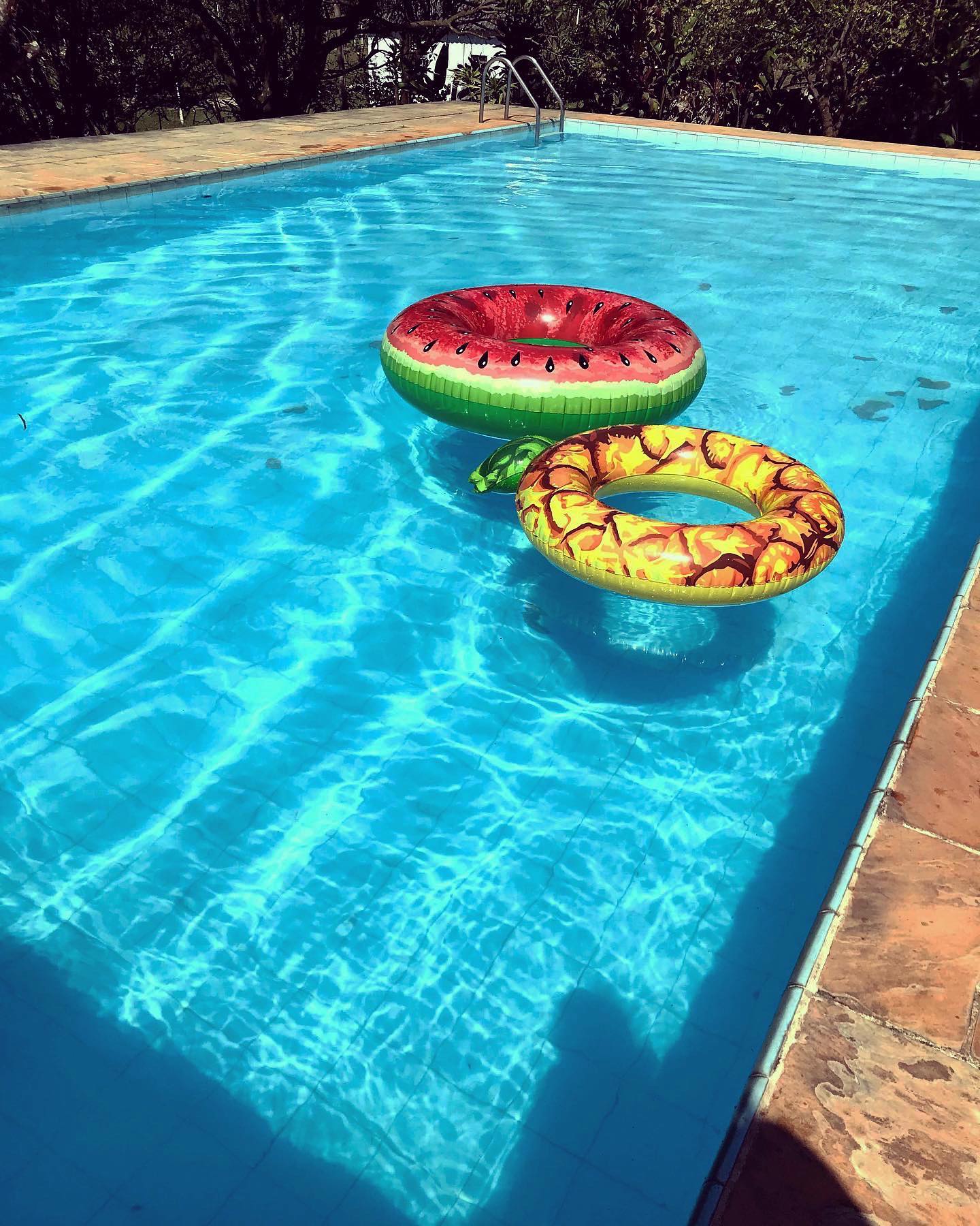 Nossa piscina é aproximadamente... - Chácara Vô do Chapéu