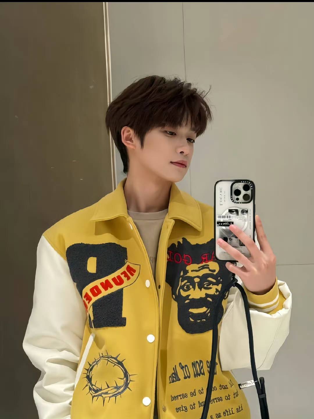 Ziyu's mirror selfies are 🫠 פרימן 1 NONEEN یكملىا Kasin mlt0Na