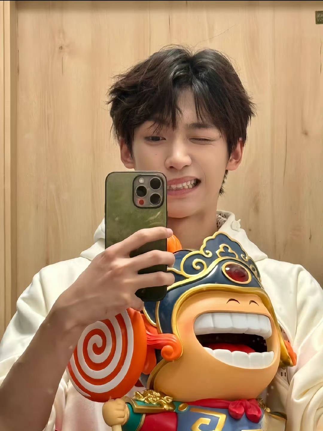 Ziyu's mirror selfies are 🫠 פרימן 1 NONEEN یكملىا Kasin mlt0Na
