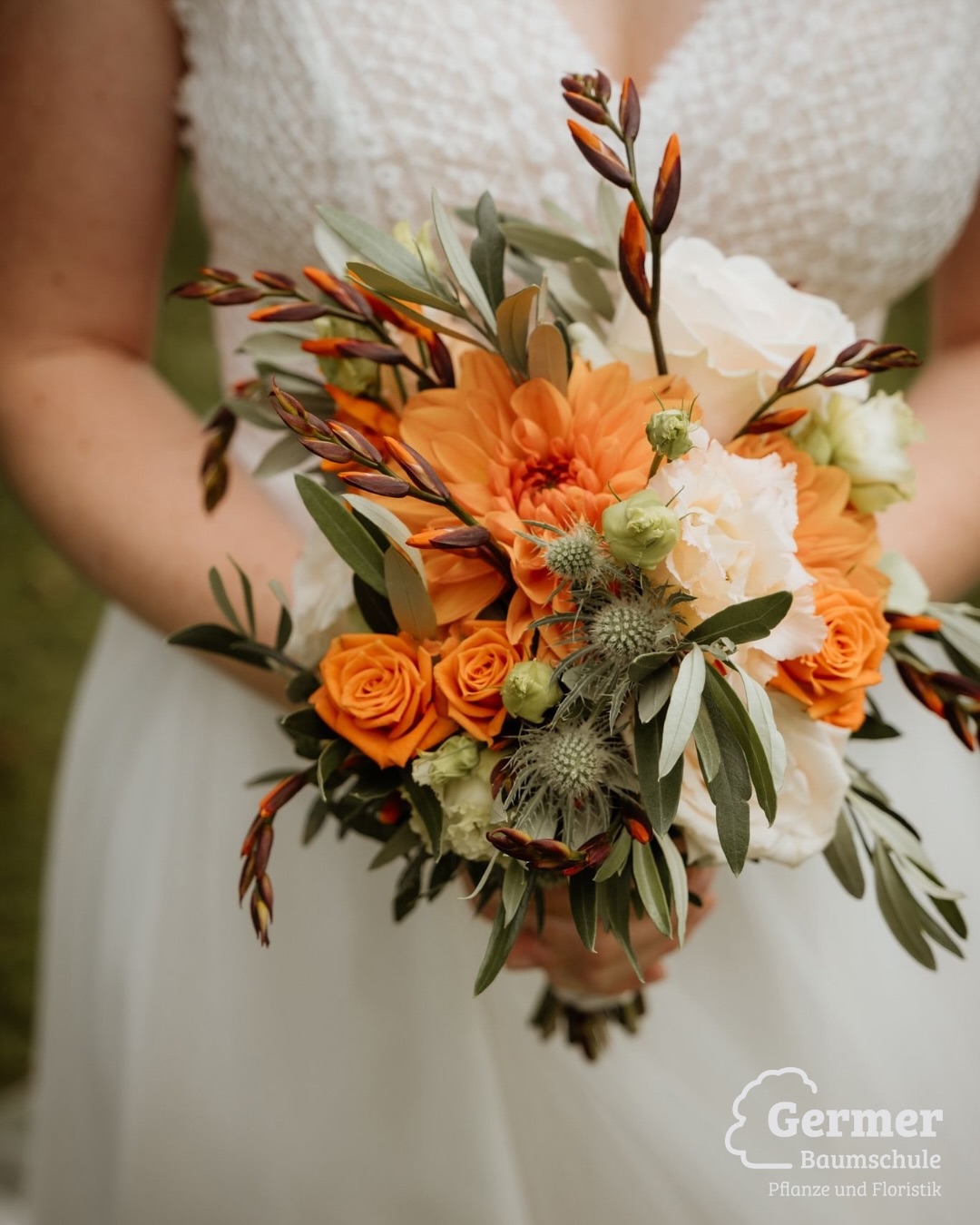 Anfang August durften wir eine ganz besondere Hochzeit floristisch begleiten.✨ Die Tochter einer Floristin hat geheiratet. Das heisst, in diesen Blumengestecken und im Brautstrauß stecken noch mehr