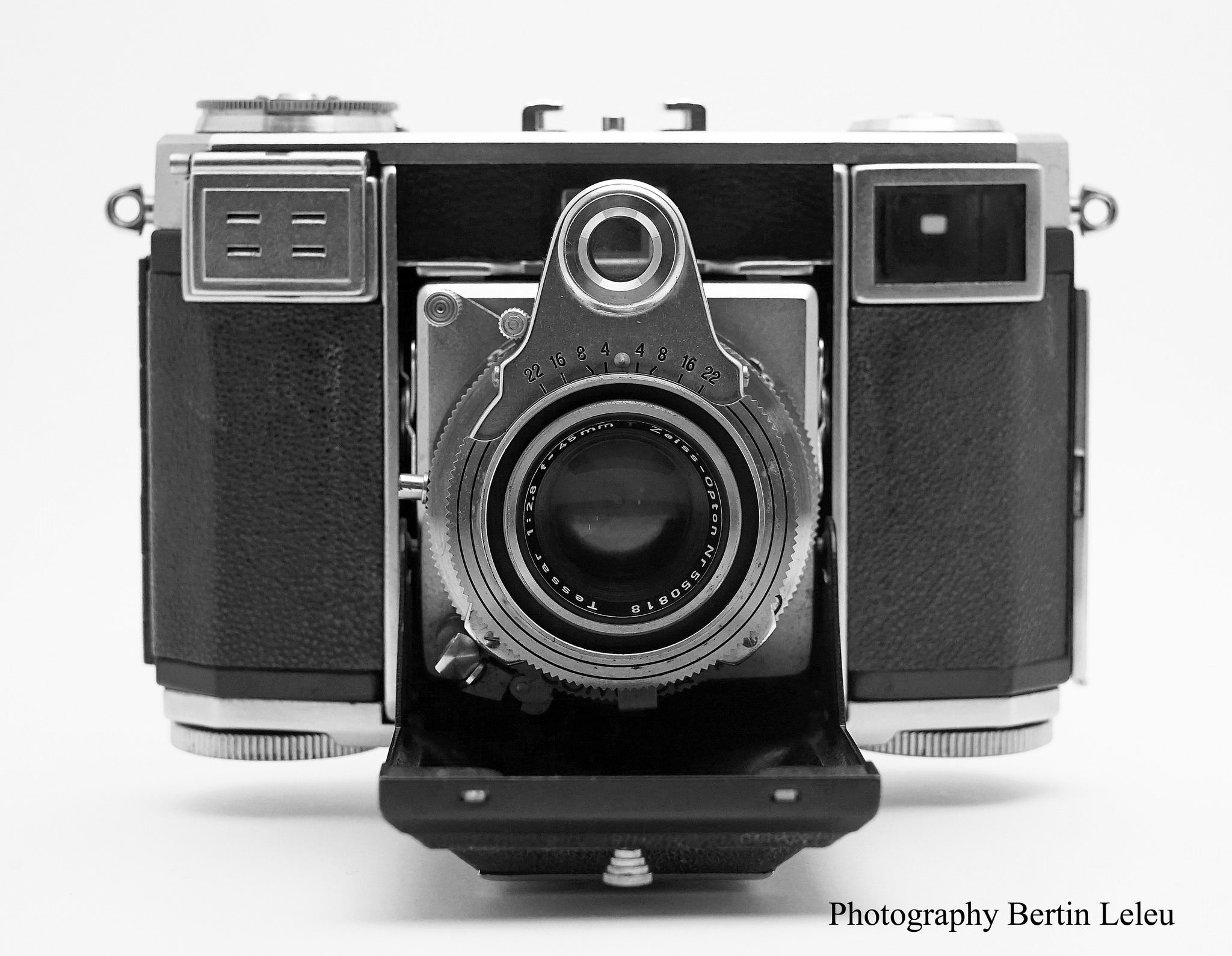 Zeiss Ikon Contessa 35 with Zeiss-Opton Tessar 45mm f/2.8 and