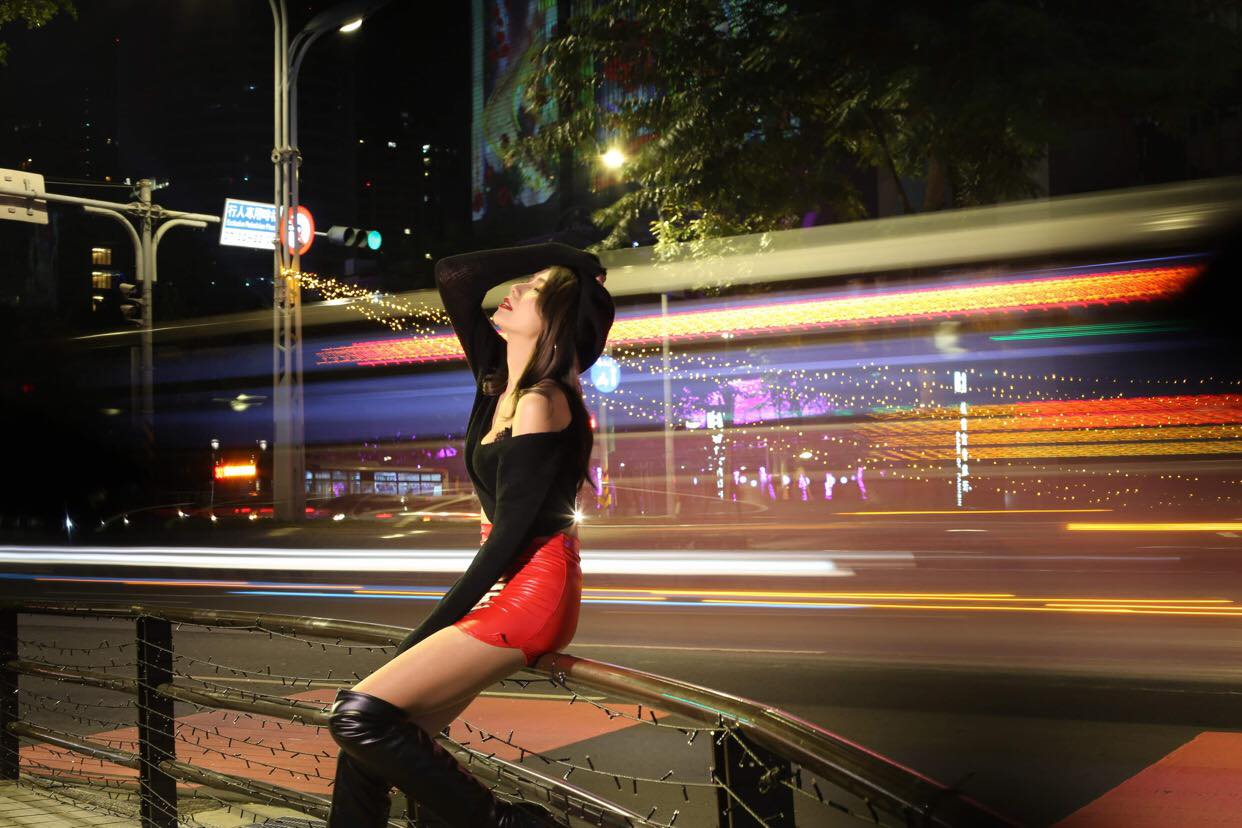黃韻霏Anita - 第一次體驗車軌好好玩 大家拍燈我們在等公車🚌 #夜拍攝影 #新北耶誕城 #車軌初體驗 #韻霏... | Facebook