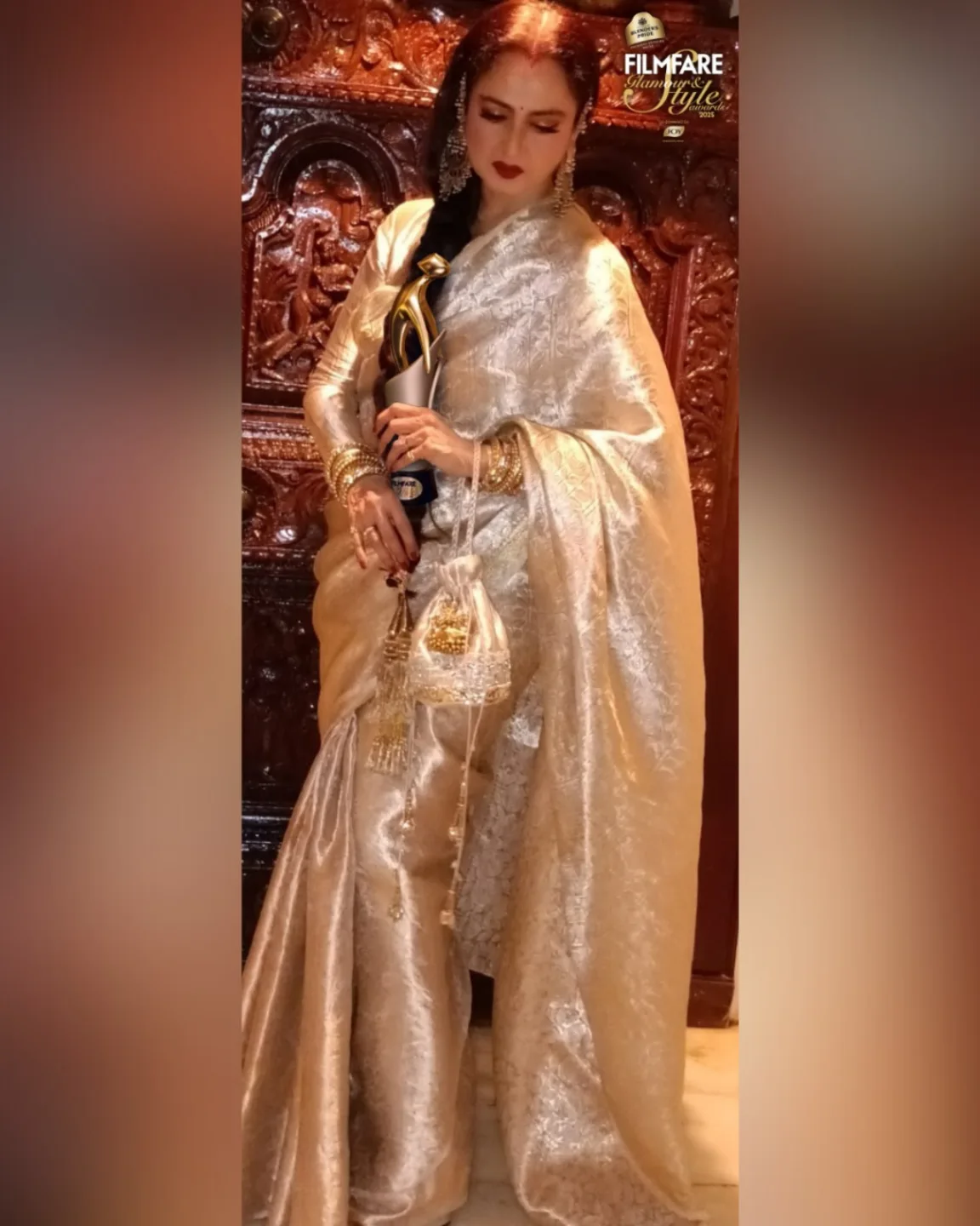 Filmfare - Most iconic of them all. 💫 #Rekha looked absolutely stunning ...