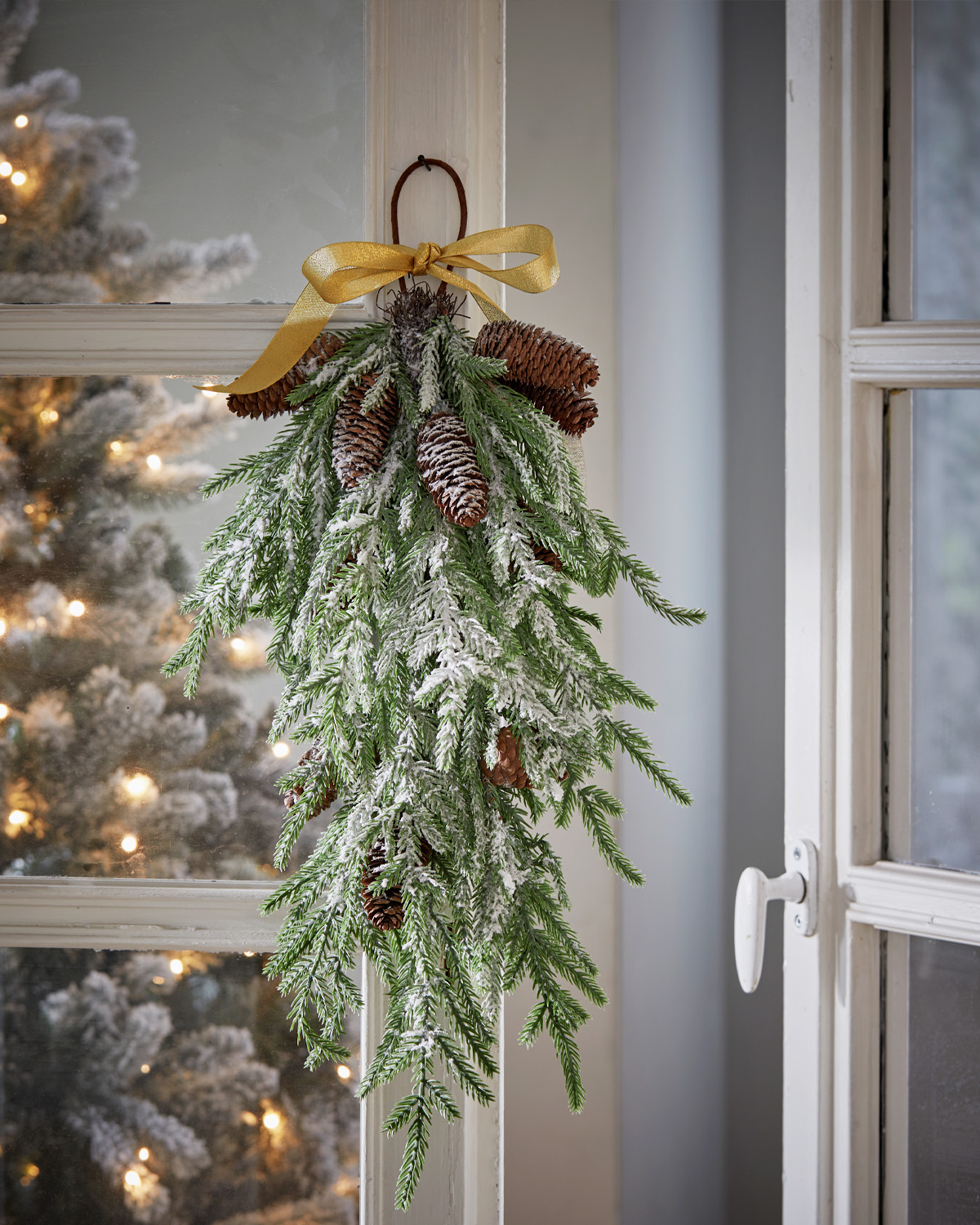 Winterliche Dekotipps 🎄 Mit liebevoll arrangierten Details wie Tannenzweigen, Zapfen und Schleifen, warmem Kerzenschein und natürlichen Materialien zieht die festliche Stimmung bei dir ein. Deko-Zwe
