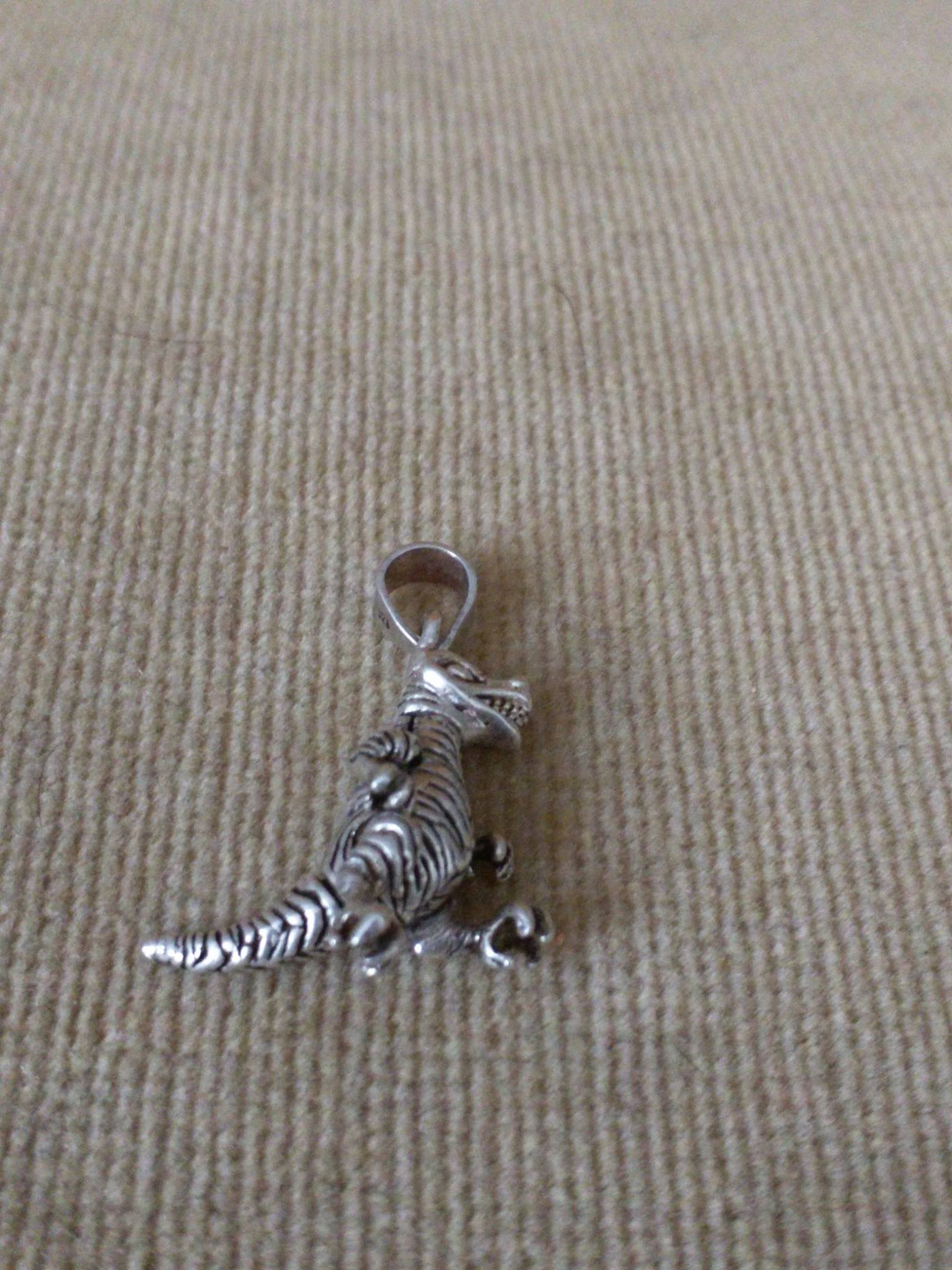 Collana con ciondolo a forma di dente di squalo: ciondoli grandi da uomo