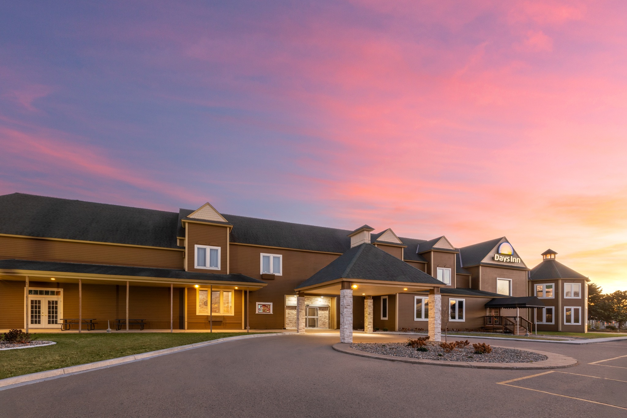 Days Inn & Suites - Victorian Conference Center | Hutchinson MN