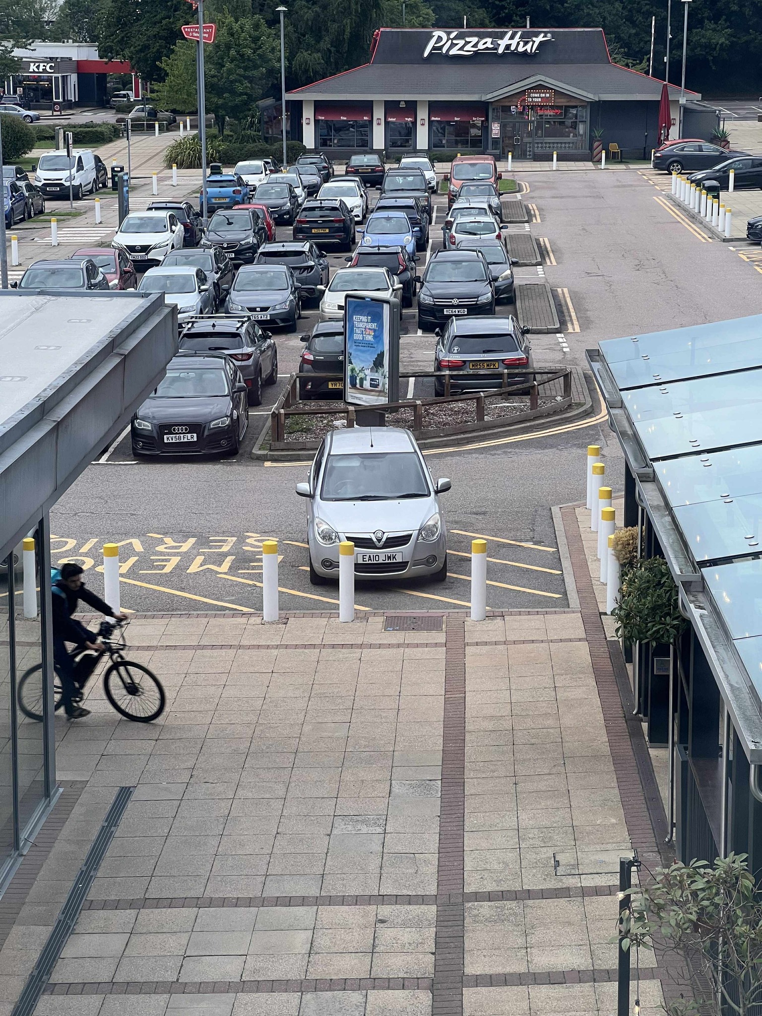 Shite - Deliveroo car definitely isn't an emergency vehicle 😡 Ashford ...