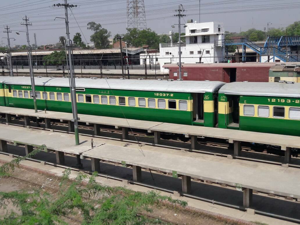 NEW RAKE of PAKISTAN EXPRESS... - P.R Pakistan Railway