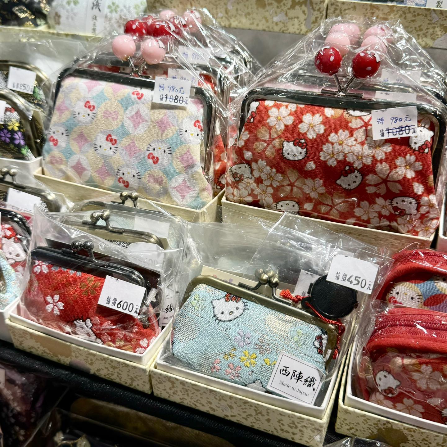 台茂購物中心 TaiMall Shopping Center - 捐舊鞋至ECCO即可享當季新品$500或$800元現折優惠！ | Facebook