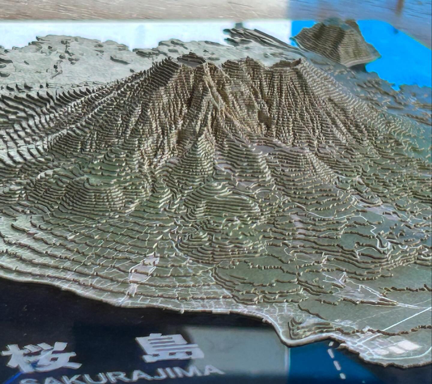 は*と様 鹿児島 桜島1/30000 立体模型 シールの厚紙を重ねて作るペーパークラフト しまつみ 桜島 縮尺：1