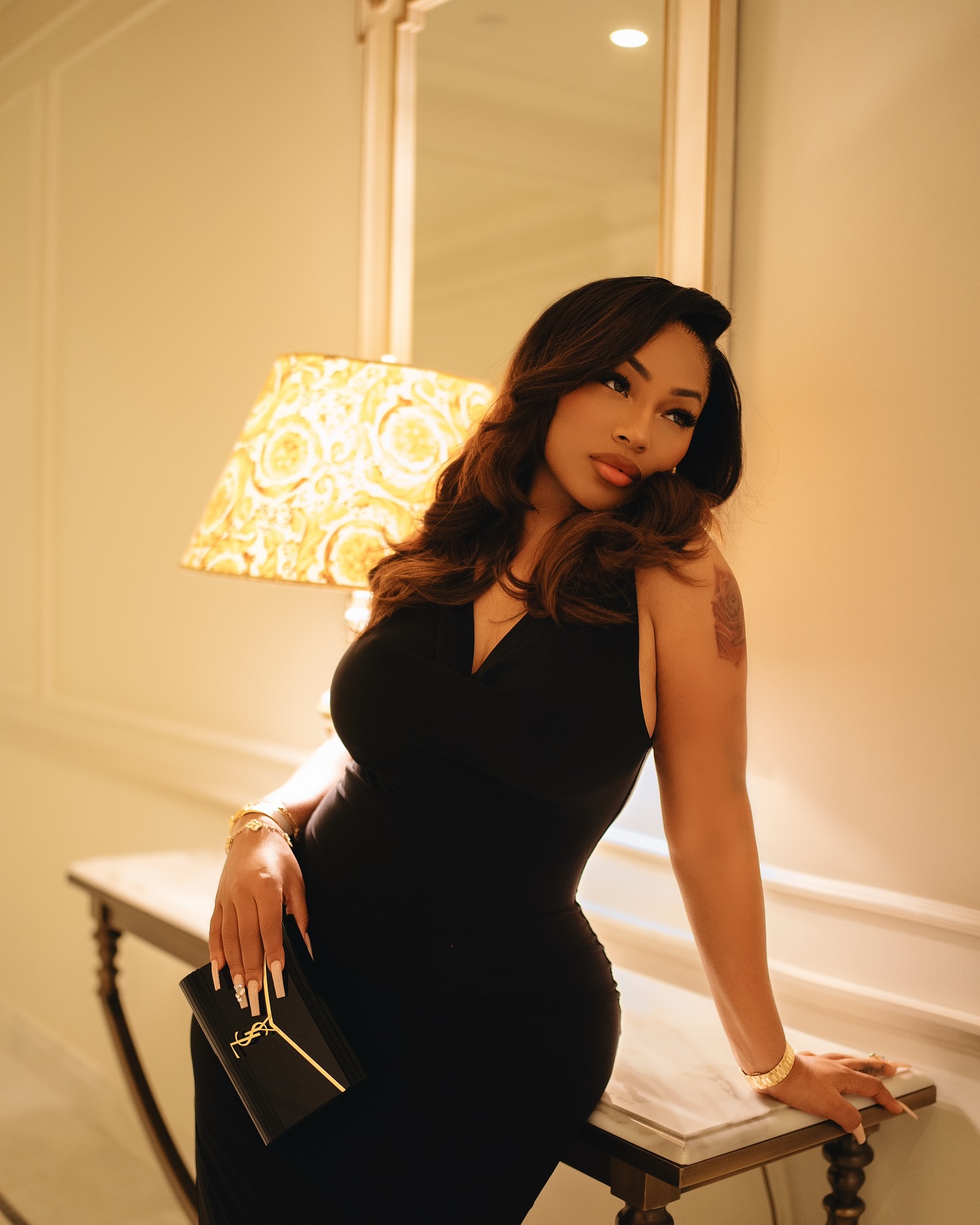babe in black dress Classy Babe… Dress: @fashionnova 28-11-25-release Vintage floral midi dress Color:Purple Gray Available in S/M and