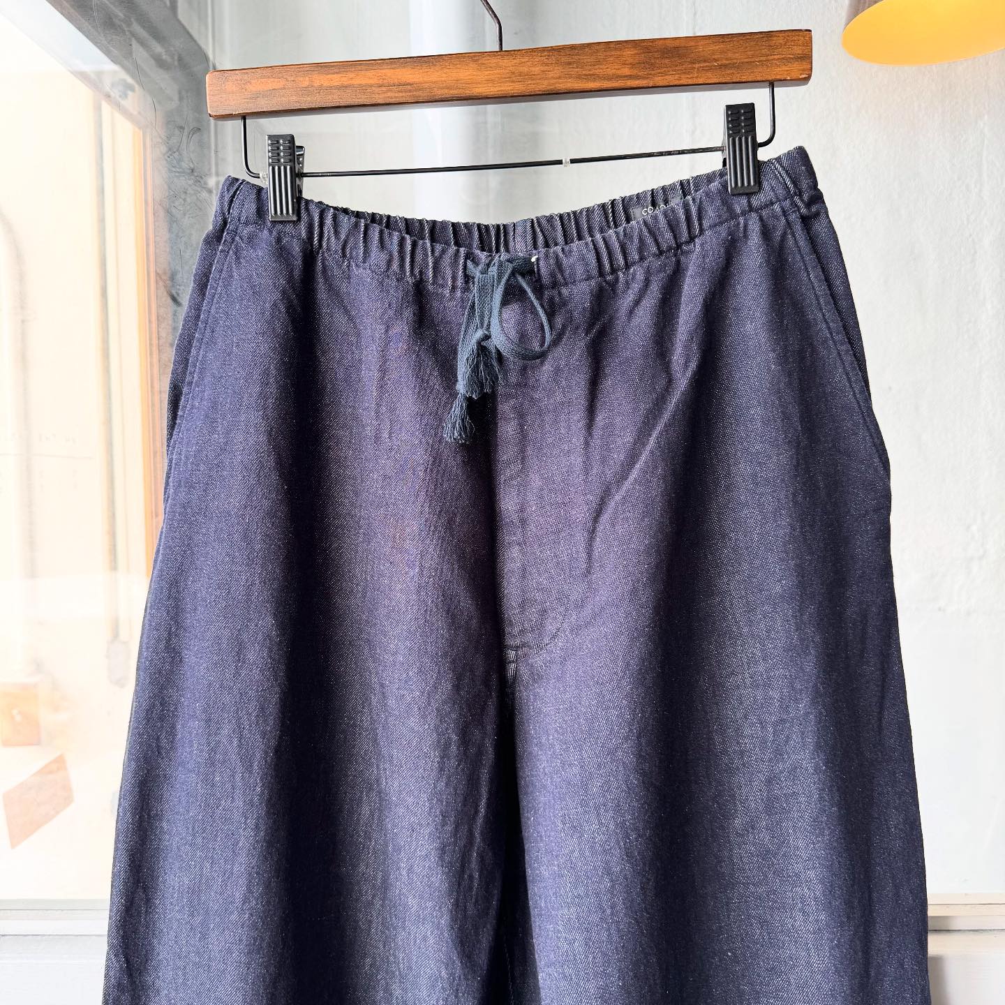 _ COMOLI ネイビーデニム テーパードパンツ No. : B01-03013 Size : 1 