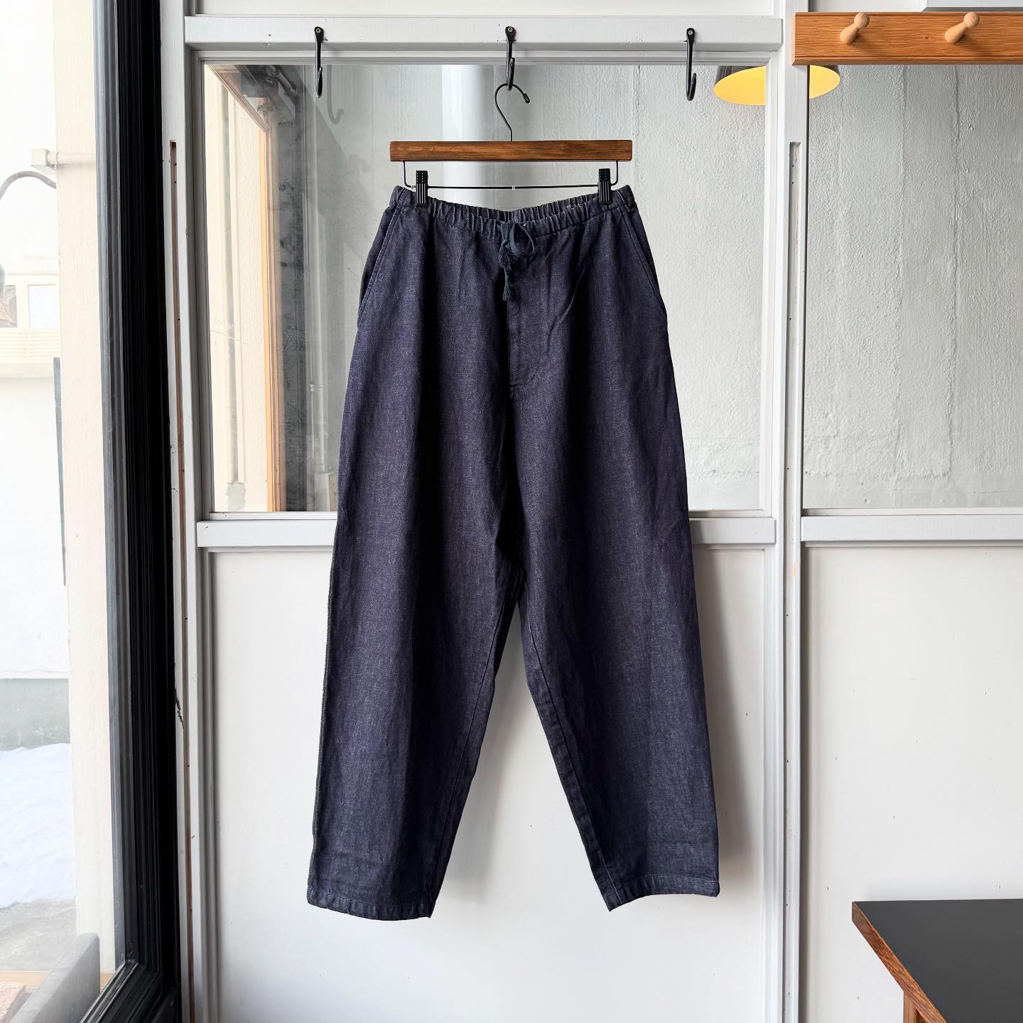 _ COMOLI ネイビーデニム テーパードパンツ No. : B01-03013 Size : 1 