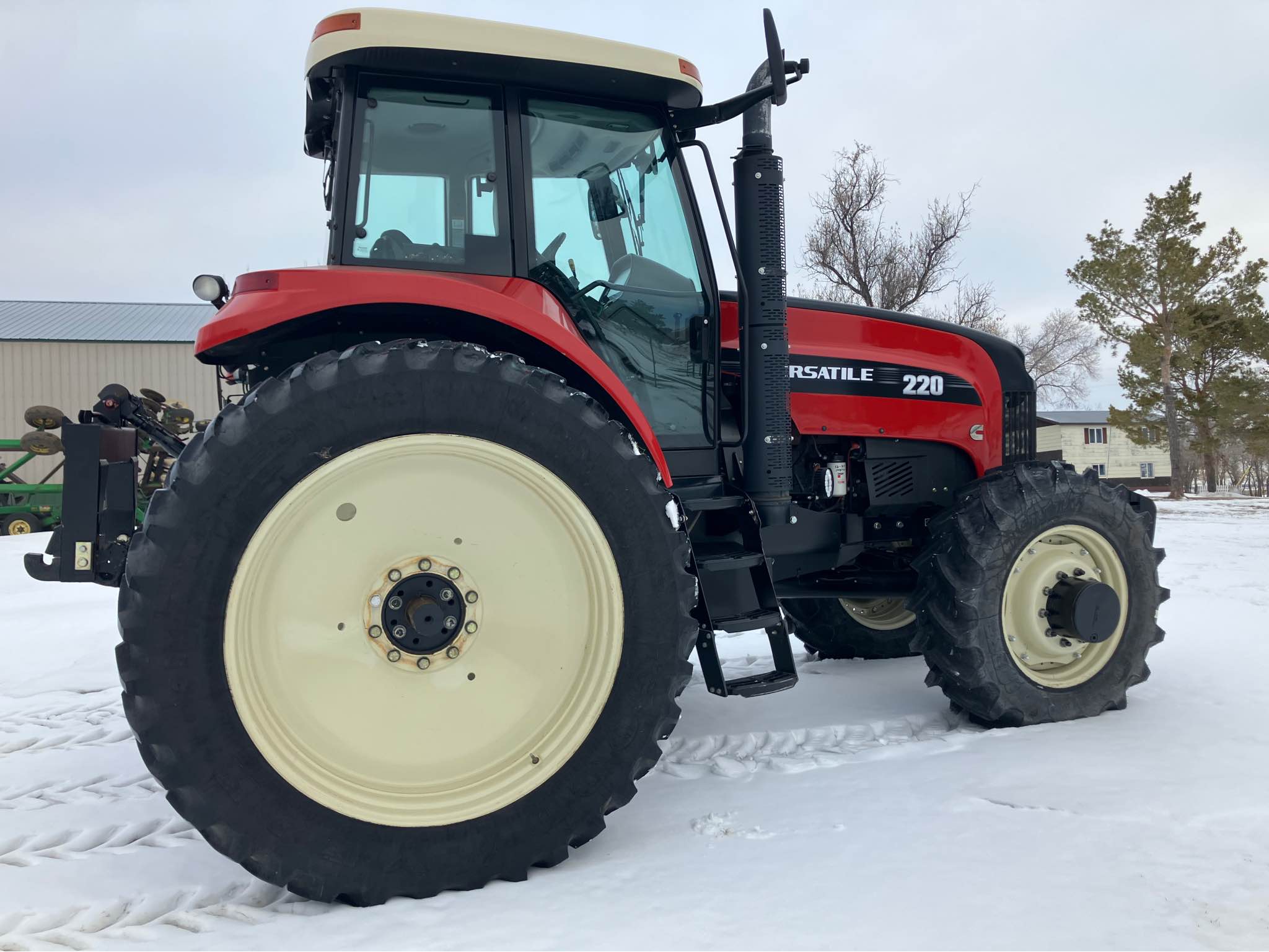 2014 Versatile 220 MFWD VERY LOW HOURS - Commercial Vehicles - Kief ...