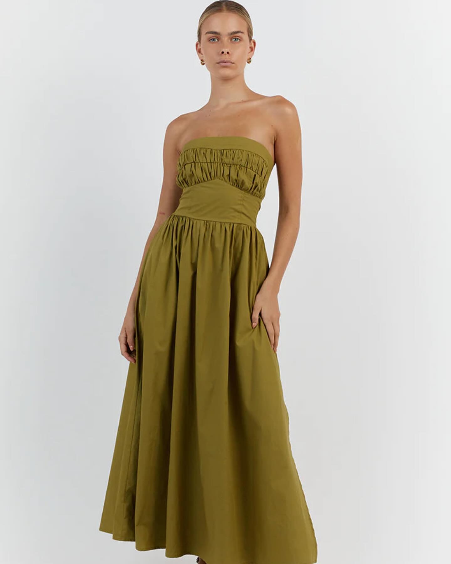 dissh green dress Introducing the Elsa Lime Midi 🫒 Size 8 best fit size 8. Rental price: $59 RRP: $179.00 About me: Sold out online! Colour is an olive 🫒 Strapless midi Dissh athena