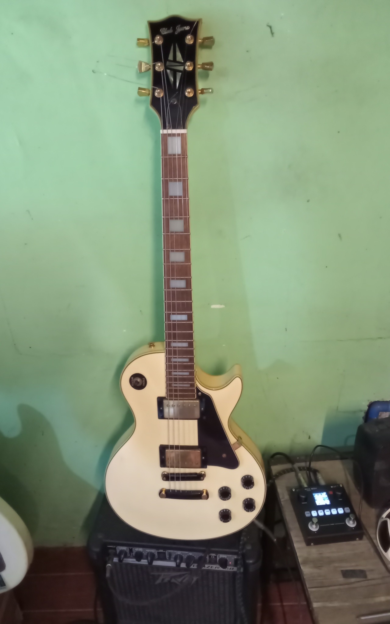 For sale Club Juno 90s Vintage Les Paul guitar. 8500