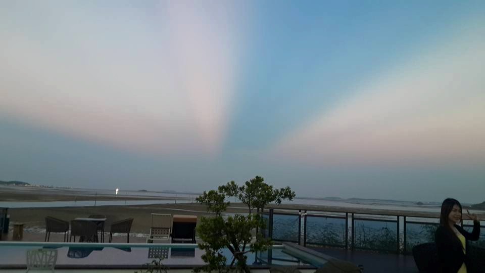 愛麗詩今日傍晚的天空， 真的每天都有不同的驚喜在這片海天之間 - 澎湖海景民宿-愛麗詩會館 villa iris