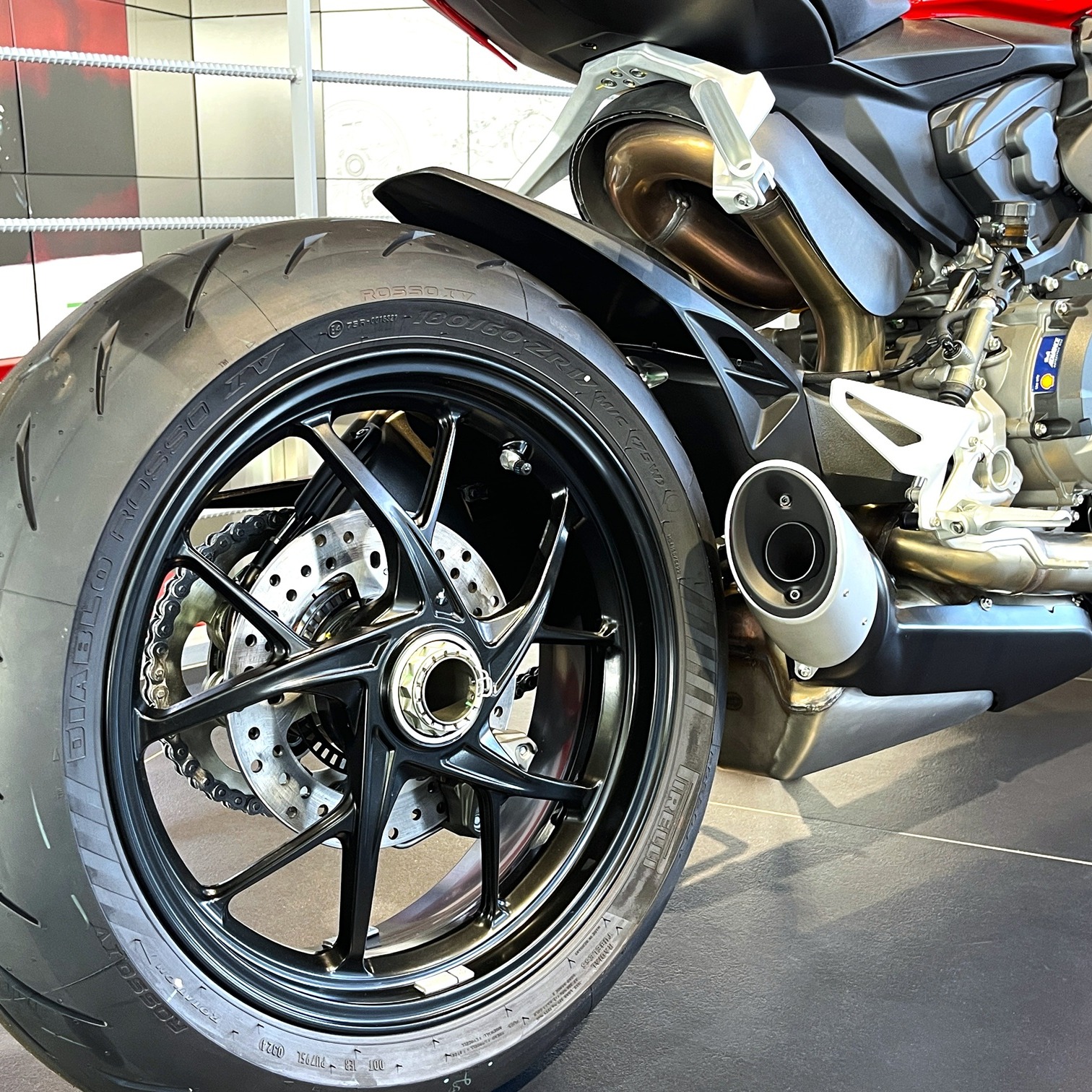 DUCATI 片持ちホイール 事実です】 ドゥカティのアイデンティティである片持ちスイングアーム