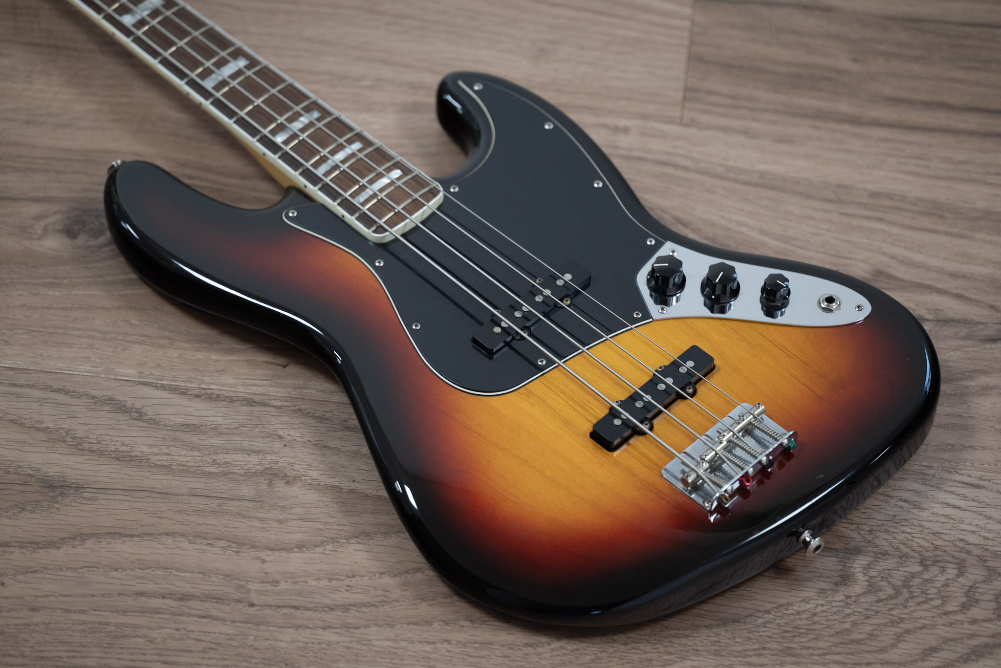 NEW ARRIVAL 2009 Fender Mexico Classic 70s Jazz Bass in 3 Tone