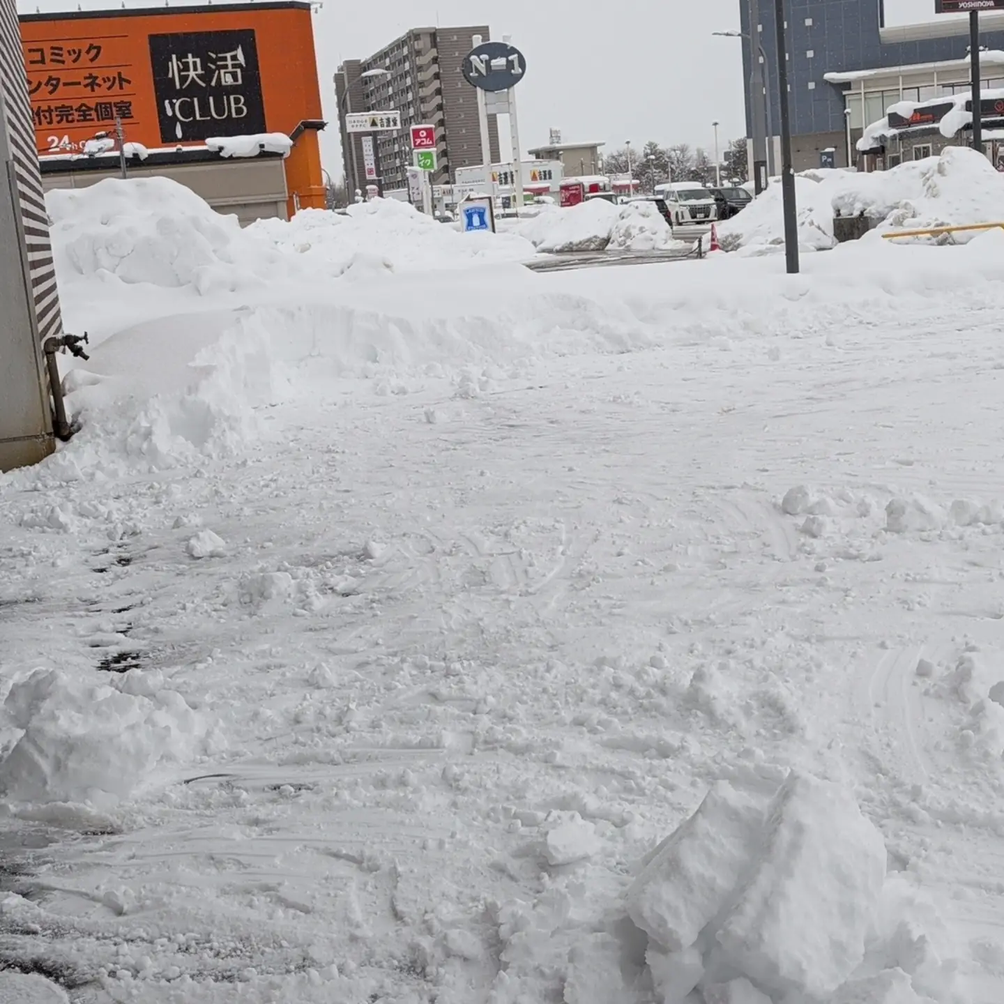 長岡店】 本日は通常通り10時開店とさせて頂きます。 表の駐車場の除雪 