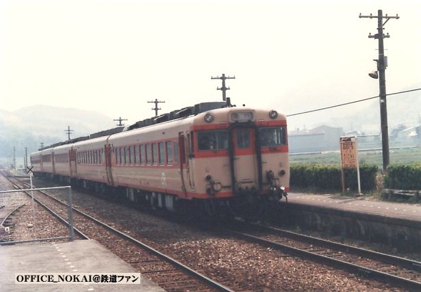 姫新線太市駅を通過する58系急行。最後の「みささ」号は1989年に廃止。