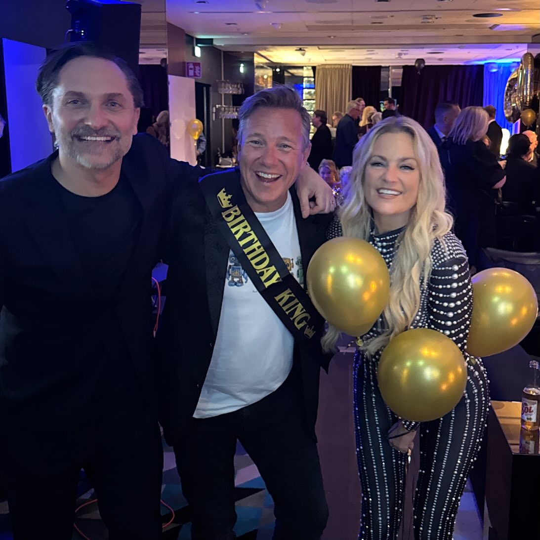 RIX - Ikväll så är Roger och Laila på surprise party! Radiochefen ...