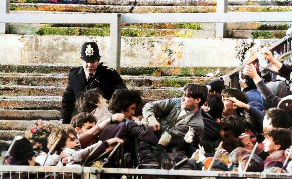 Chelsea and Liverpool fans fight on... - Hooligans Culture | Facebook