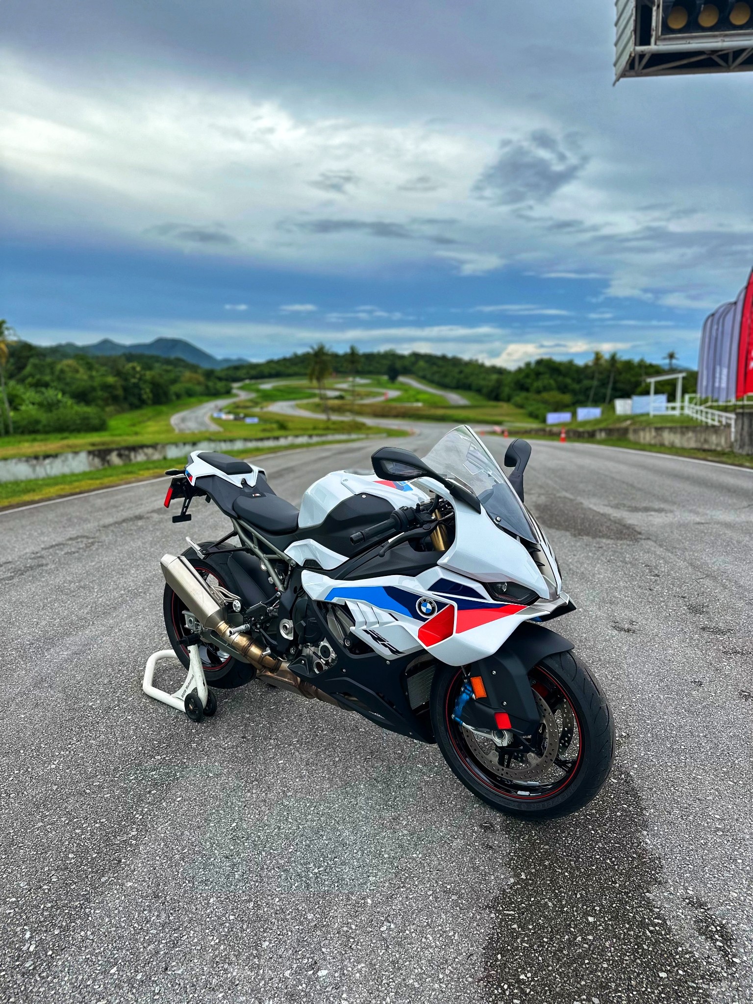 BMW - เจอกับพวกเรา BKK Motorcycle ในวันพรุ่งนี้ ที่งาน Fast Track ...