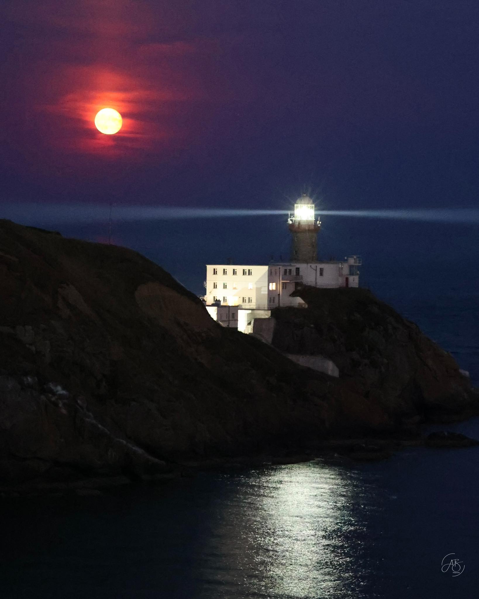 Du - la lune était accompagnée dans l'obscurité par les rayons phares ...