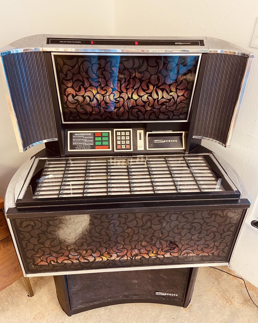 1973 Seeburg Jukebox with vintage 45s included! Lights up and