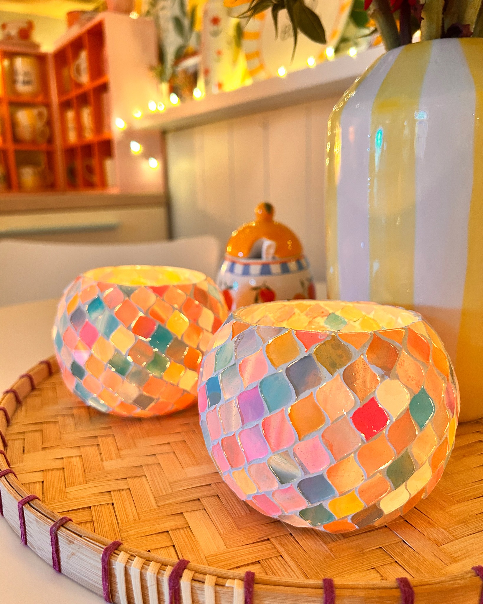 Team Windlicht oder Kerzenhalter? 🕯️ Wir lieben den sanften Farbschimmer, den unsere Windlichter PASTEL LIGHTS zaubern, genauso wie die roten Kerzenhalter HIGHLIGHT, die ein klares Statement setzen. 😍 Hoffentlich kannst du dich