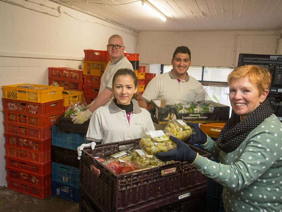 14 Auszubildende Vom Evonik Standort Krefelder Tafel E V