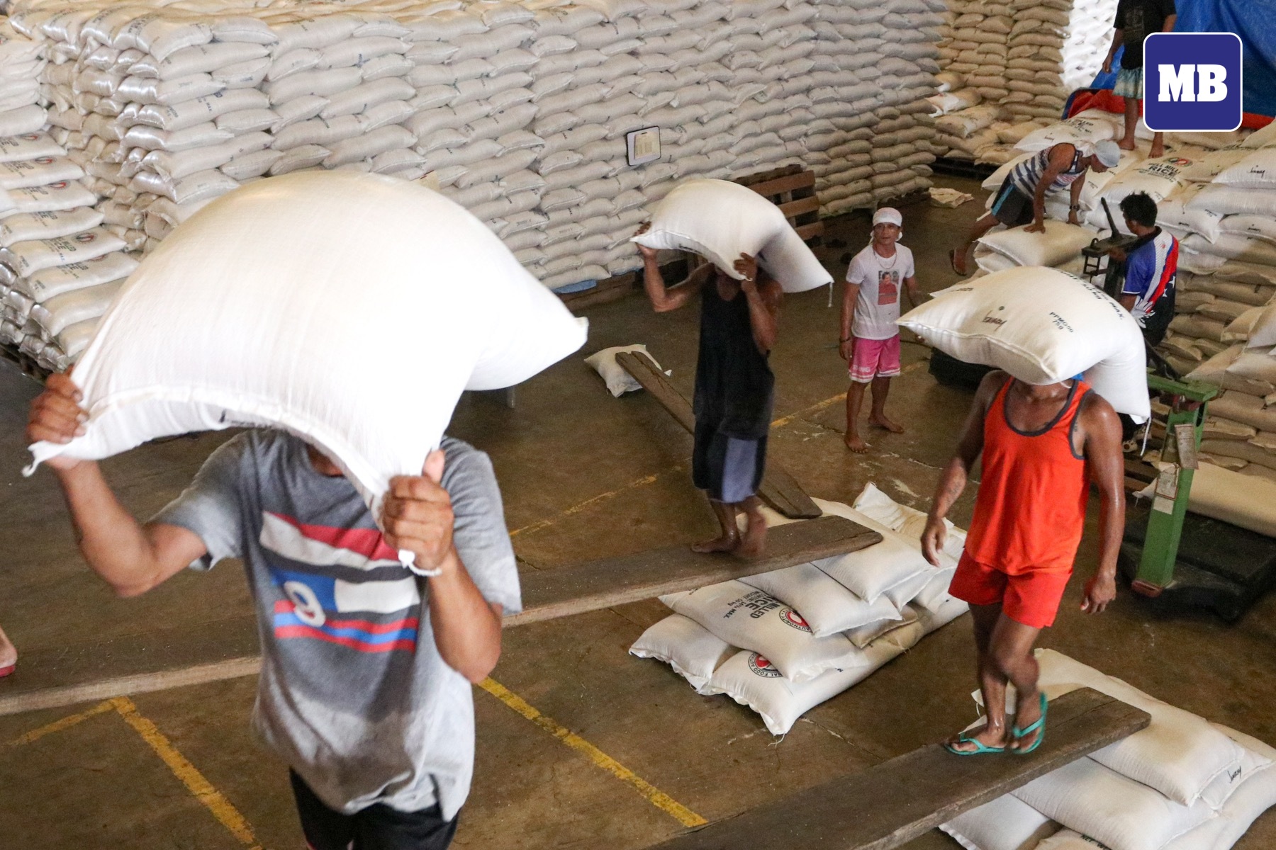 MANILA - LOOK: Workers of the National Food Authority in Balagtas ...