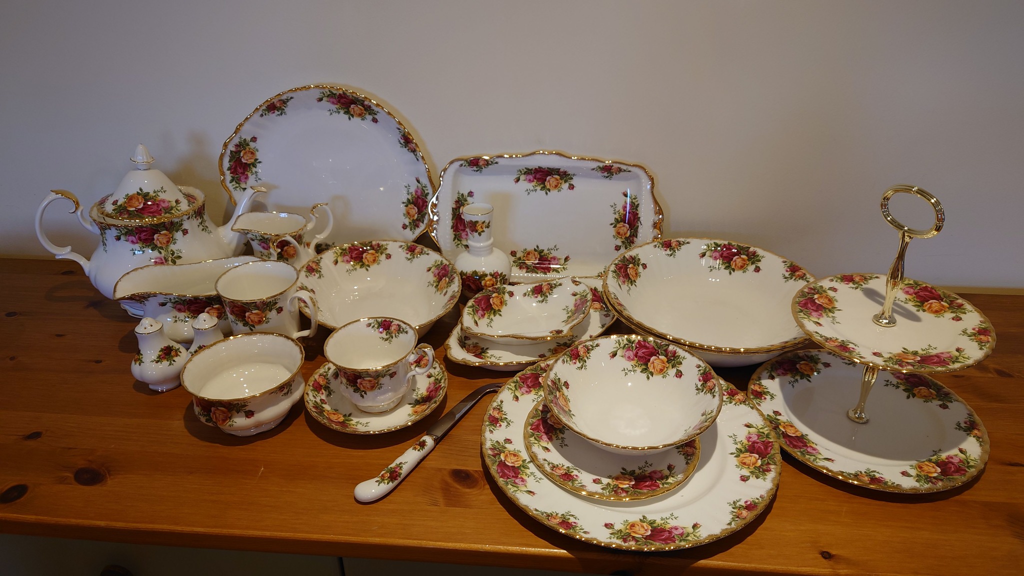 Does anyone know where I can sell old county roses royal albert 