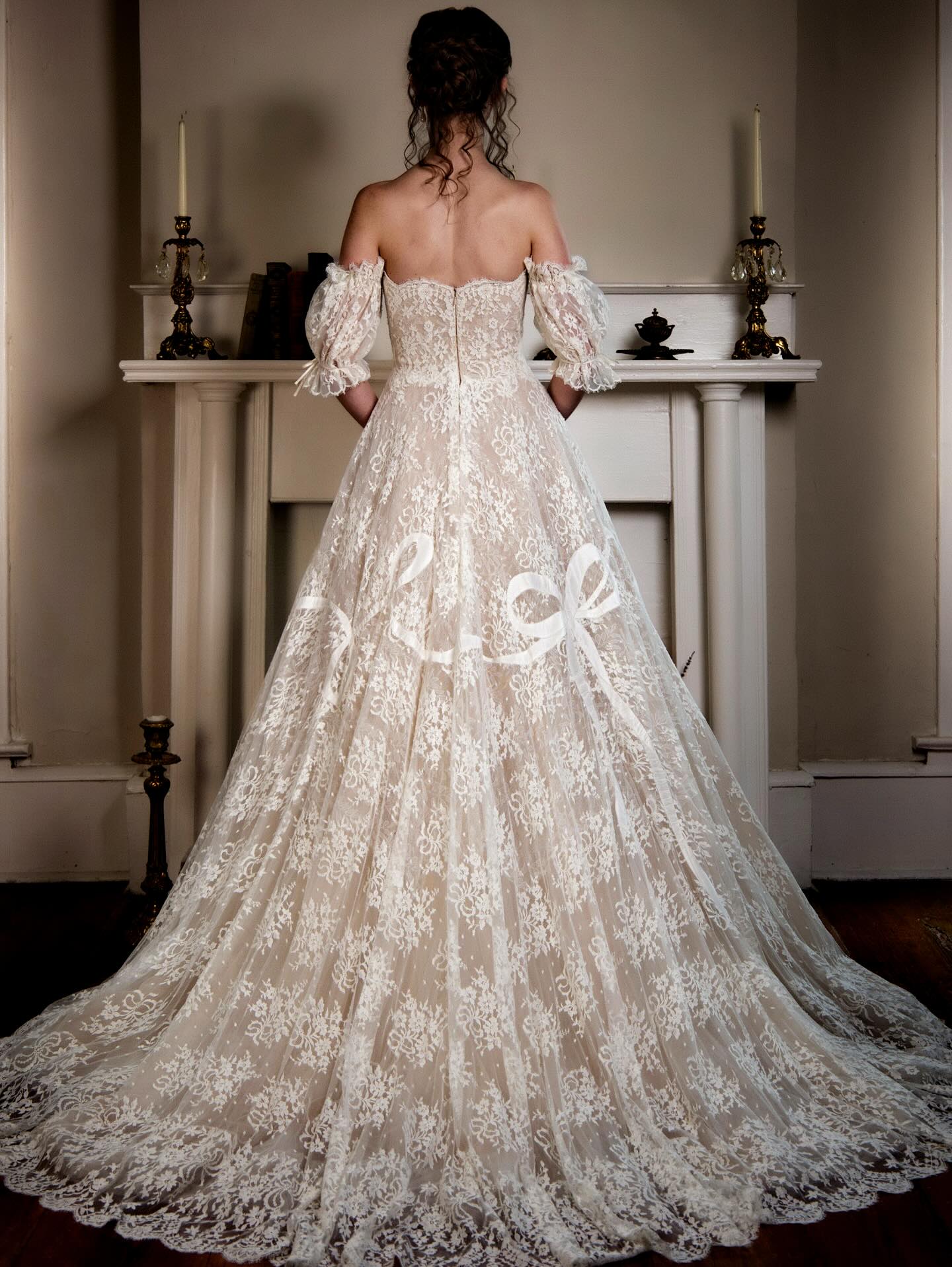 Yarina is a delicate fusion of elegance and allure wedding dress. The corset accentuates the figure, while the detachable sleeves and the slit on the skirt add playfulness and mystery. Refresh your