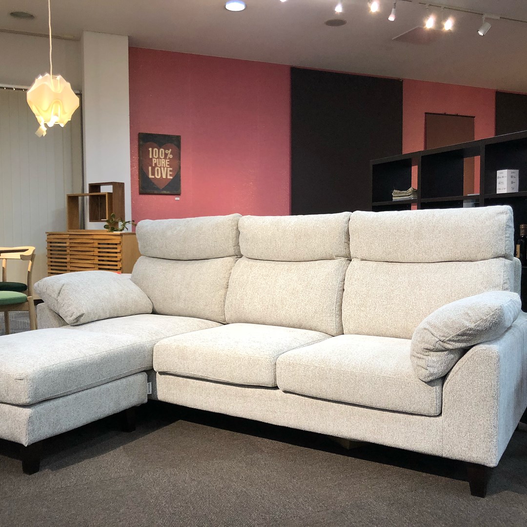 どれがお好き？／ 新入荷のソファ3種揃って展示中♪ ・ ・ 皆さま 