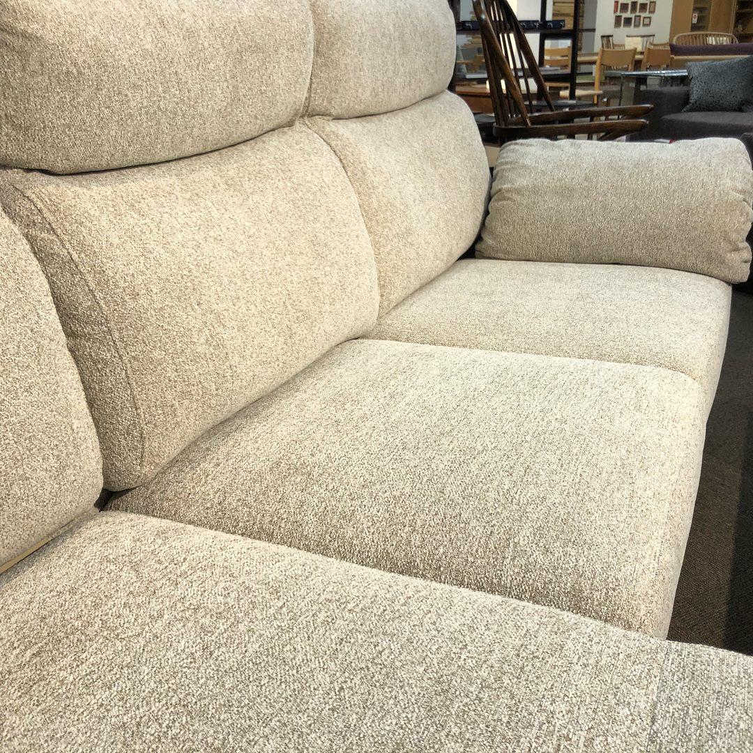 どれがお好き？／ 新入荷のソファ3種揃って展示中♪ ・ ・ 皆さま 