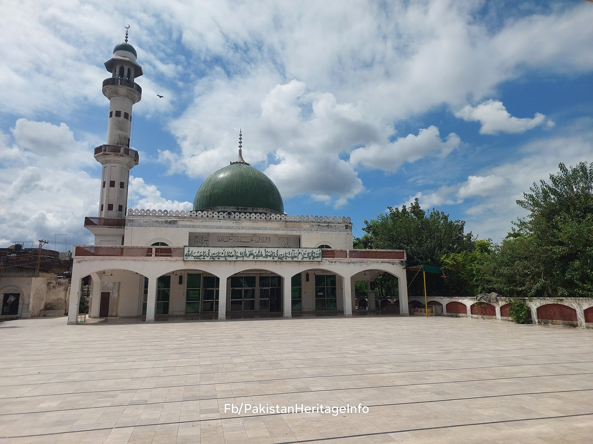 Pakistan - Beautiful Mosque beside the Shrine of Madho Lal Hussain Next ...