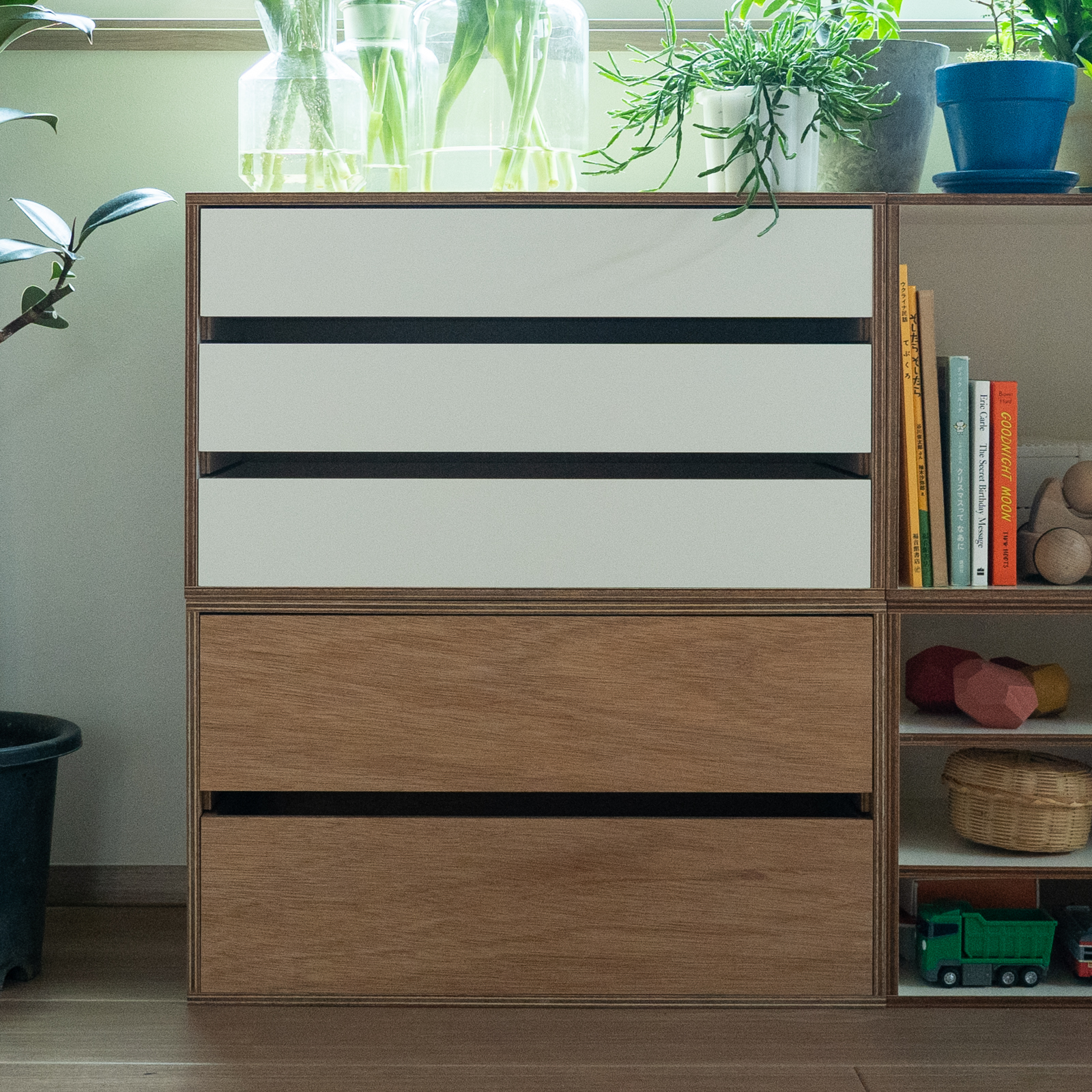 部屋や用途に合わせて自由に組み合わせることができるLAUAN SHELVES 