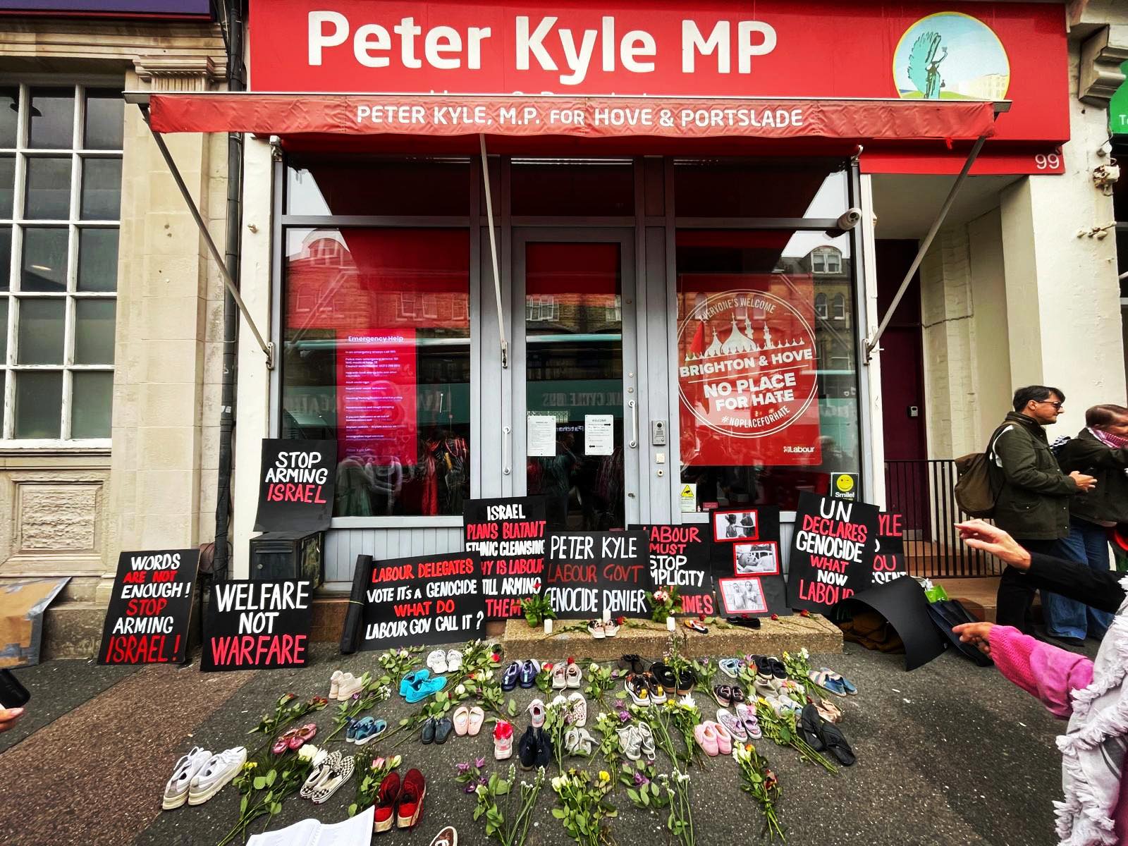 Brighton - 💥TODAY! The scene outside office of Hove MP @peterkyle. The ...