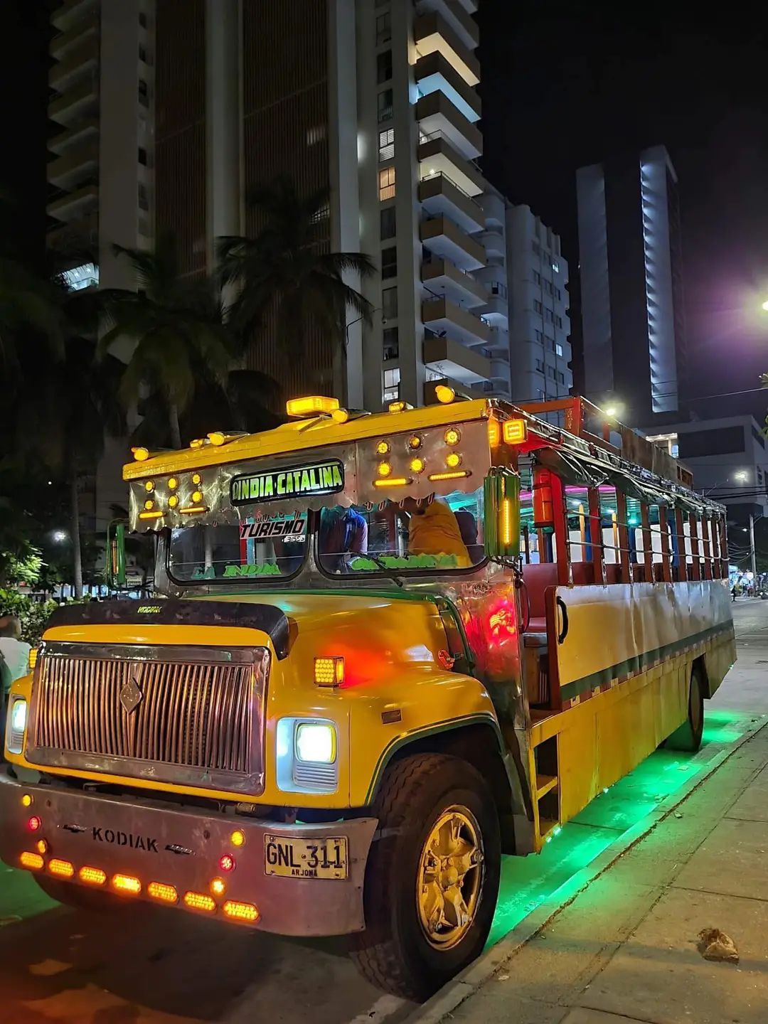 Experiencia - Chiva rumbera - PASEO NOCTURNO EN CHIVA RUMBERA🚃🎉 Un ...