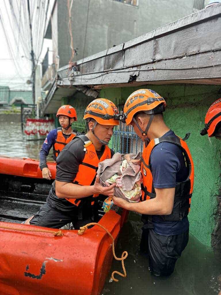 Philippine - Firefighters conduct rescue operations in Barangay Tanza ...